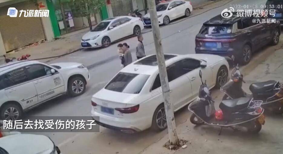 男子急上班撞飞石墩，冲下车去打卡——一场与时间赛跑的冒险