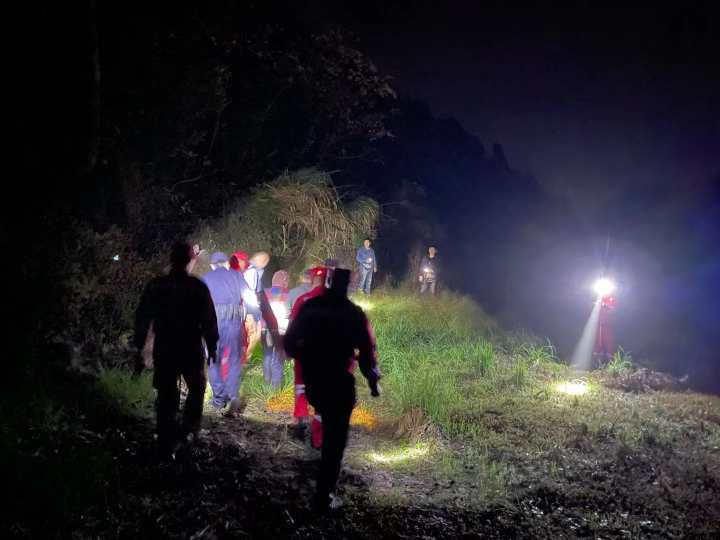 女生凌晨摸黑走山路 好心人捎回城