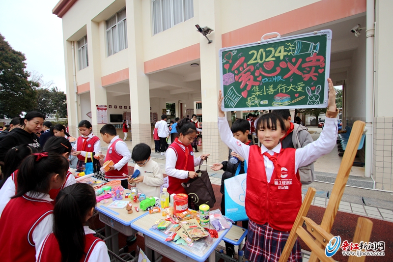 学生街头义唱，用音乐的力量为白血病同学筑起生命之桥